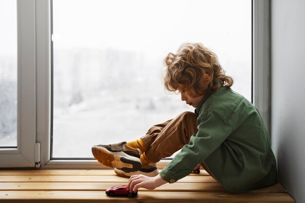 Enfant s'amusant pendant la récréation