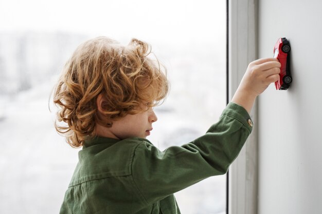 Enfant s'amusant pendant la récréation