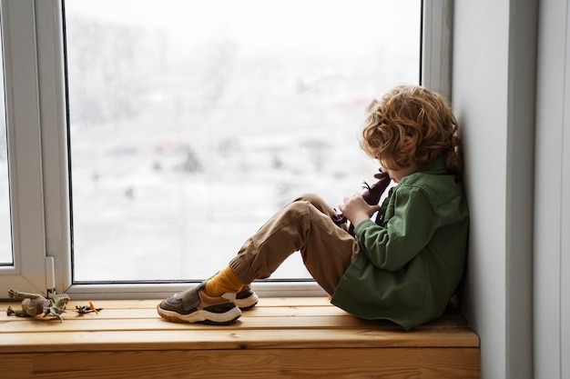 Enfant s'amusant pendant la récréation