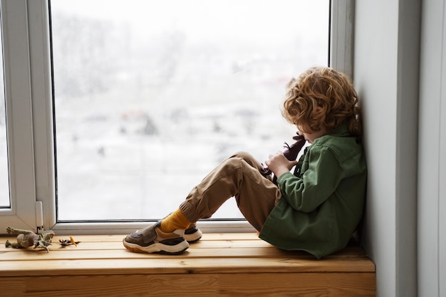 Photo gratuite enfant s'amusant pendant la récréation