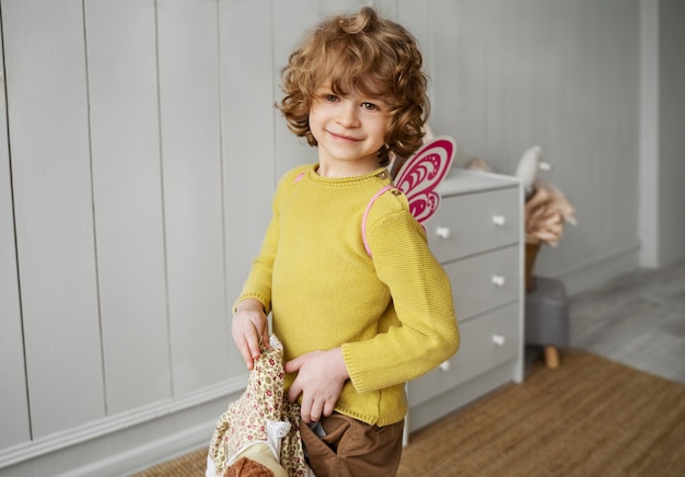 Enfant s'amusant pendant la récréation