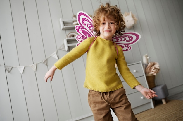 Photo gratuite enfant s'amusant pendant la récréation