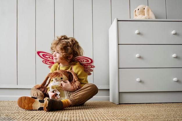 Enfant s'amusant pendant la récréation