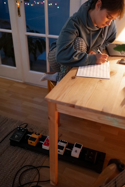 Photo gratuite enfant scolarisé à la maison