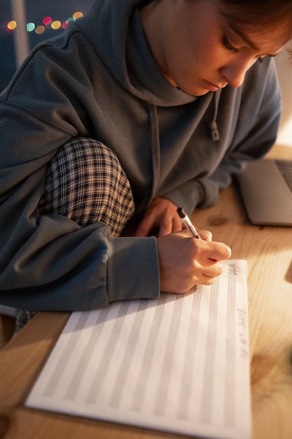 Photo gratuite enfant scolarisé à la maison