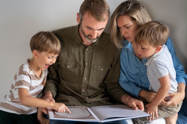 Photo gratuite enfant scolarisé à la maison