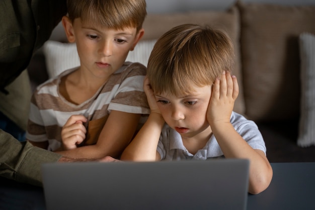 Enfant scolarisé à la maison