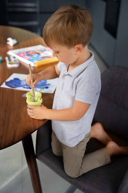 Photo gratuite enfant scolarisé à la maison