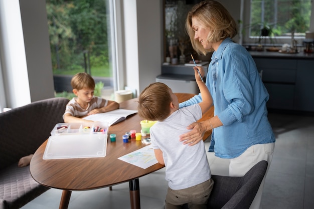 Photo gratuite enfant scolarisé à la maison