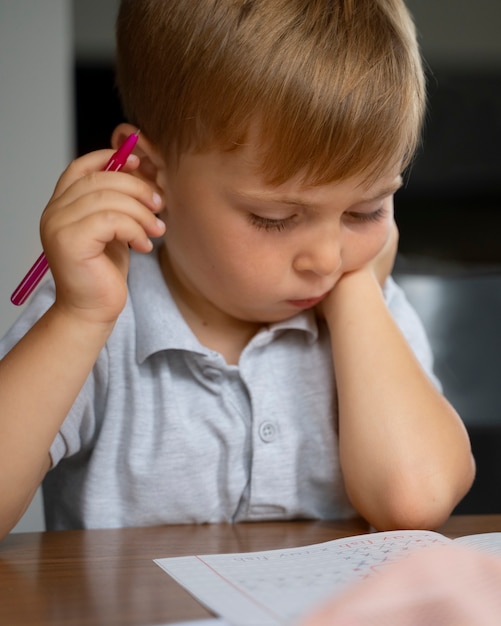 Photo gratuite enfant scolarisé à la maison