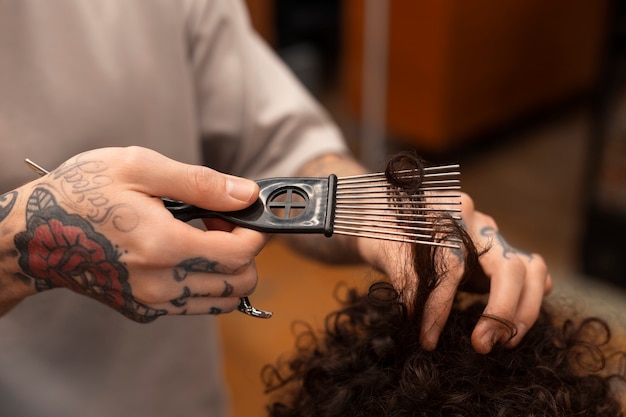 Photo gratuite enfant se faisant couper les cheveux au salon