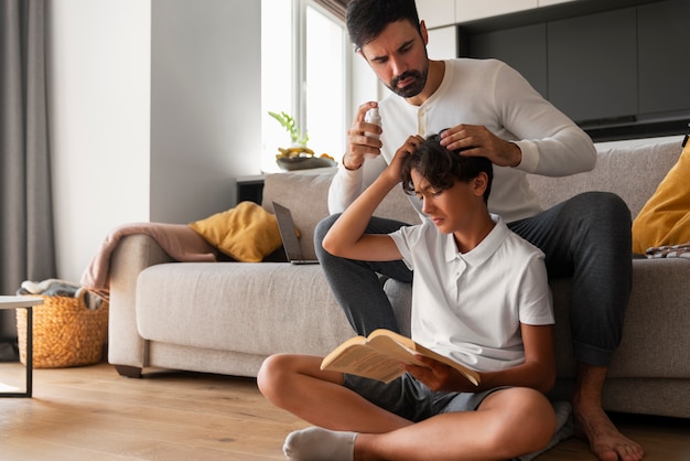 Enfant se grattant la tête plein coup