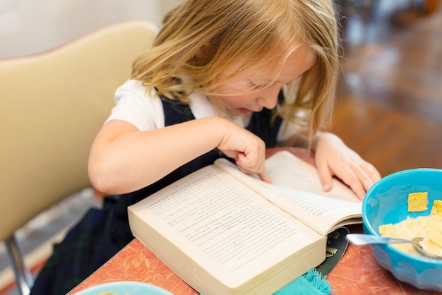 Enfant se préparant pour le premier jour d'école