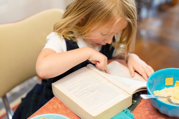 Enfant se préparant pour le premier jour d'école