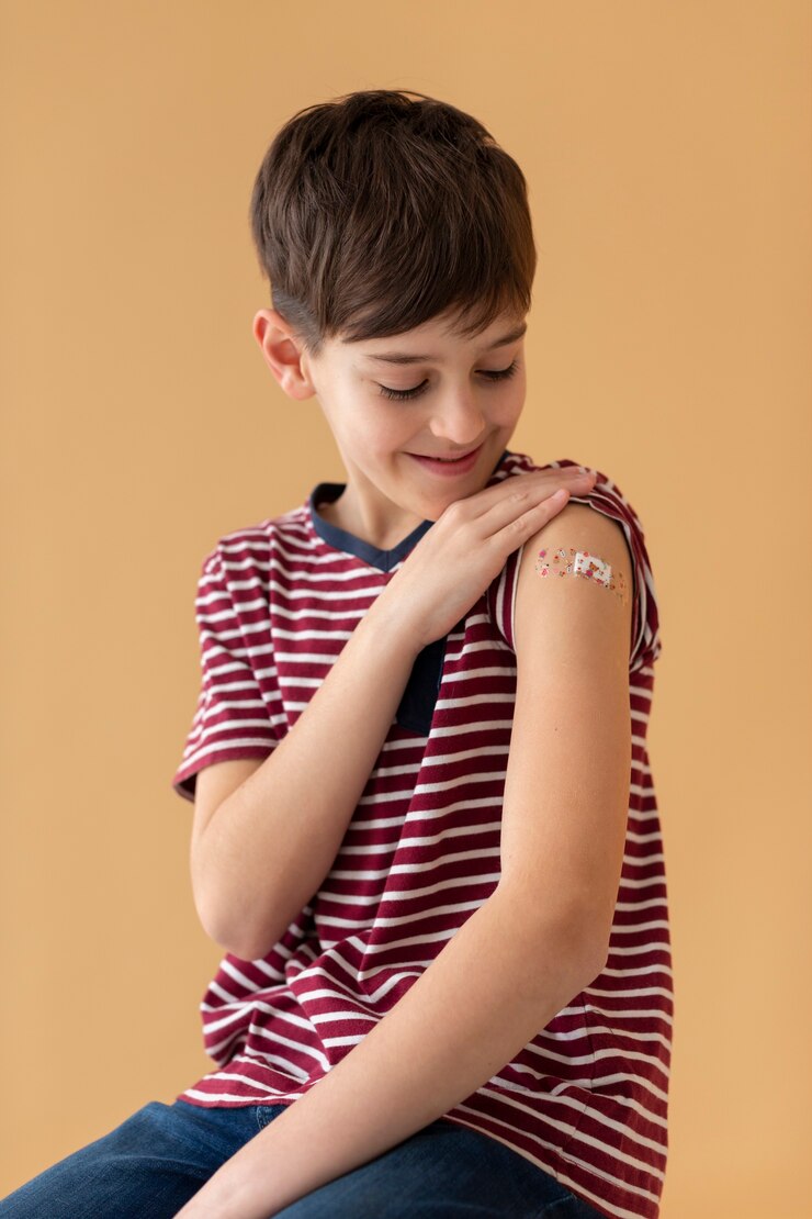 Photo gratuit enfant souriant de coup moyen après le vaccin
