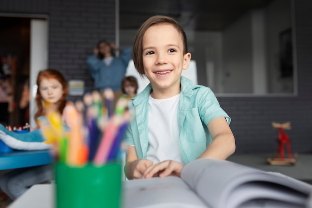 Enfant souriant à coup moyen à la maternelle