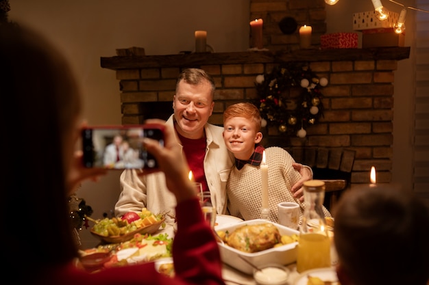 Enfant souriant et père posant vue de face