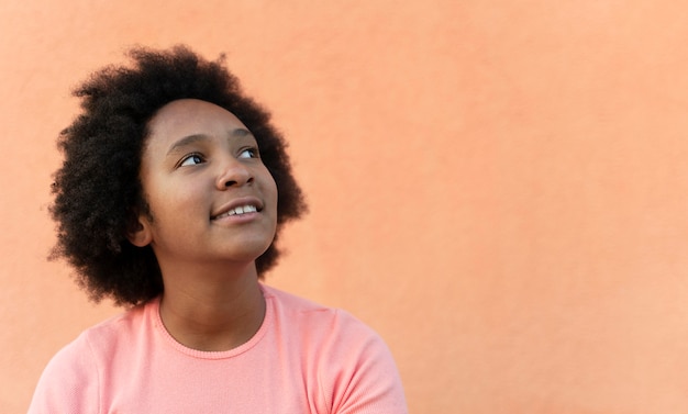 Enfant souriant de plan moyen avec espace de copie