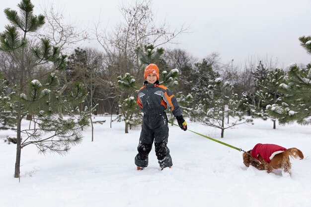 Enfant souriant plein coup avec un chien mignon