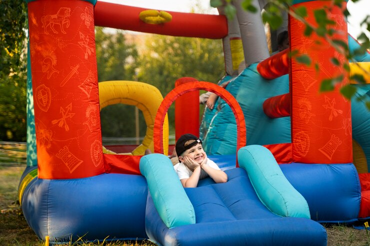 Photo gratuit enfant souriant plein coup dans une maison de rebond