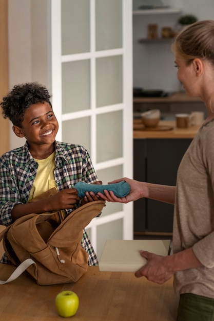 Photo gratuite enfant souriant vue de côté avec sac à dos