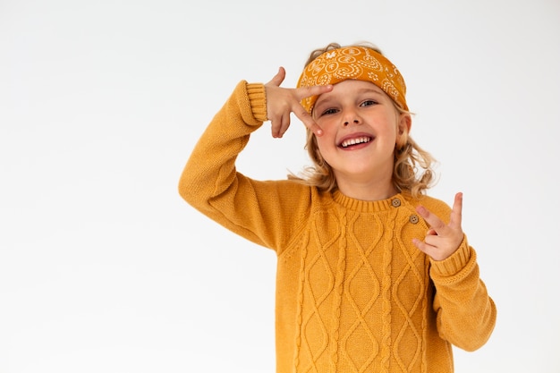 Enfant souriant vue de face posant