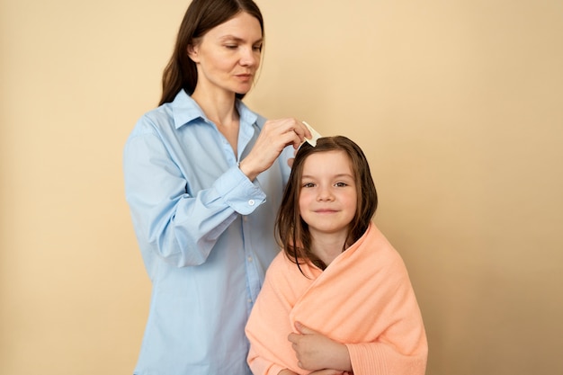 Enfant souriant vue de face avec des poux