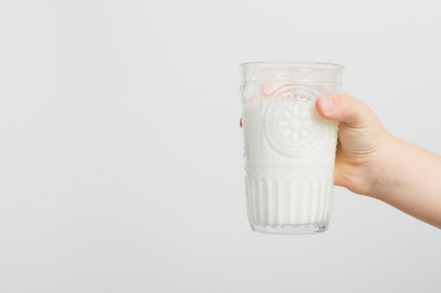 Enfant tenant un verre de lait avec espace de copie