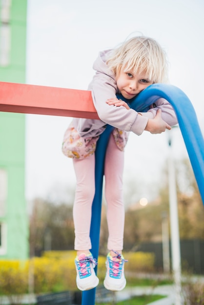 Enfant sur le terrain de jeu extérieur