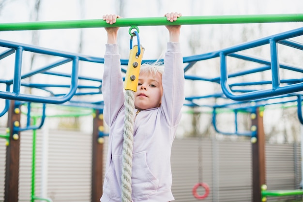 Enfant sur le terrain de jeu extérieur