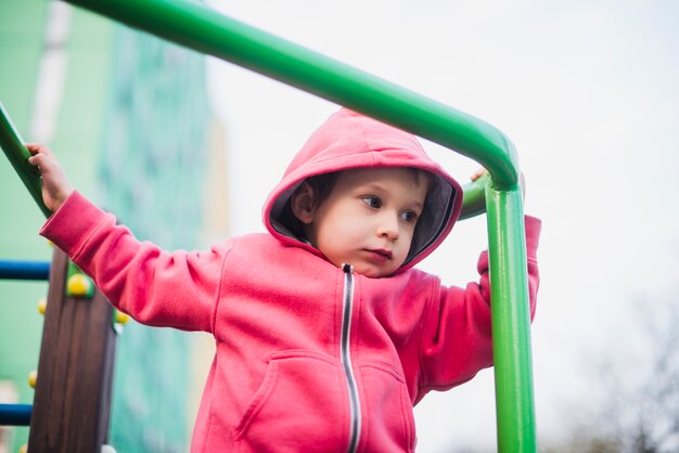 Enfant sur le terrain de jeu extérieur