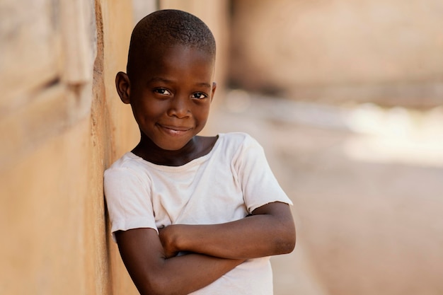 Enfant de tir moyen avec les bras croisés