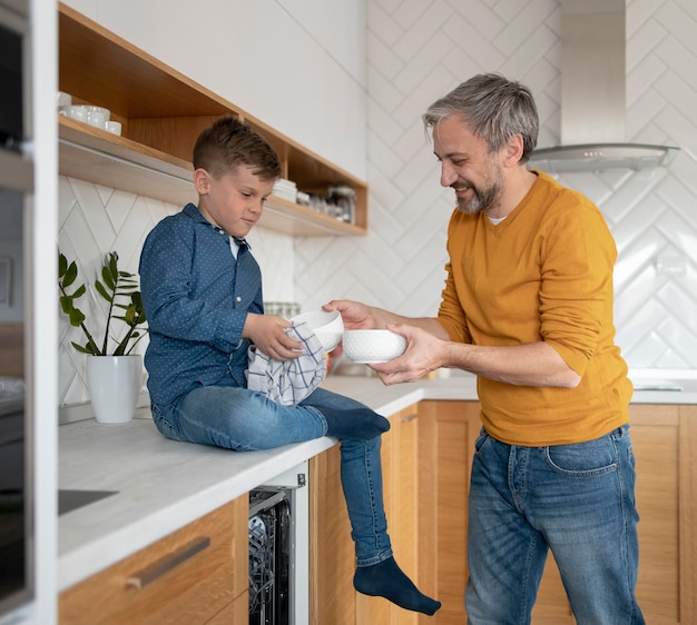 Enfant de tir moyen et parents avec bol