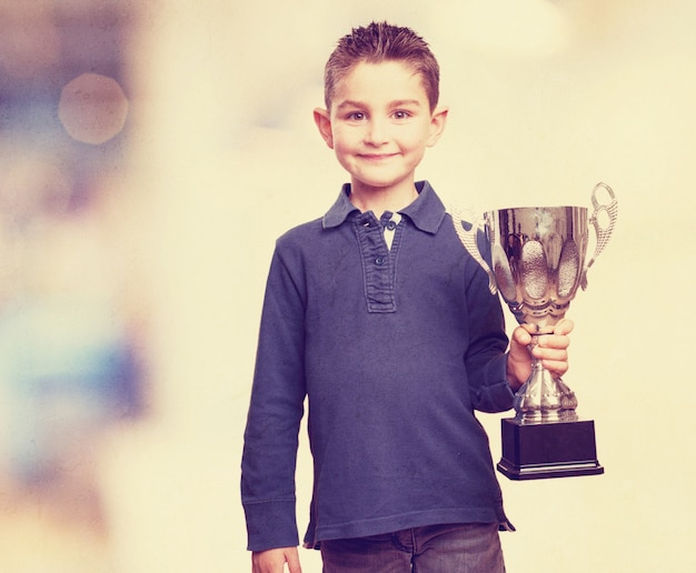 Photo gratuite enfant avec un trophée