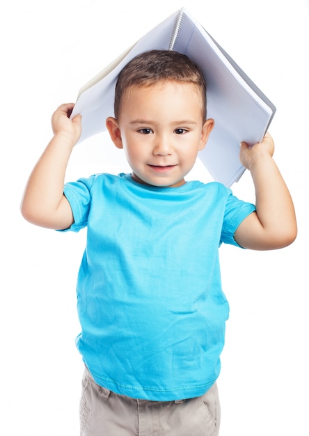 Enfant en utilisant un ordinateur portable comme un chapeau