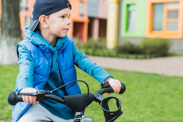 Enfant à vélo à l&#39;extérieur