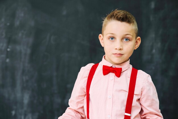 Enfant avec des vêtements élégants