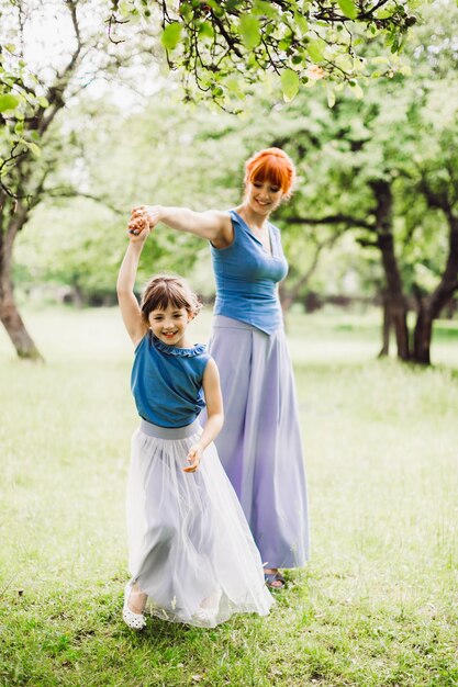 enfant vitalité mère mignonne belle