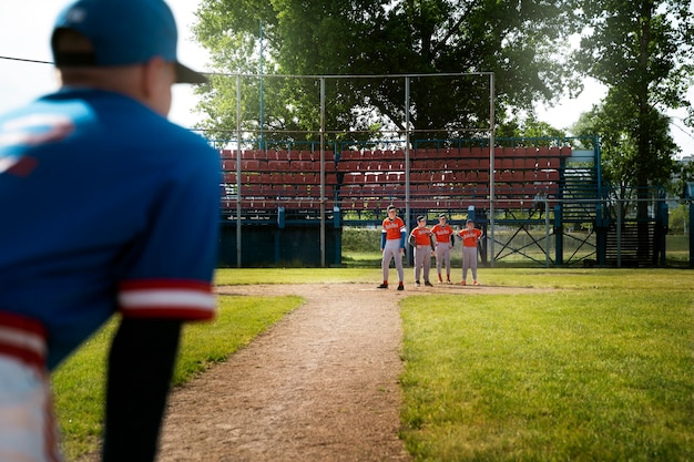 Enfant vue de côté attendant sur le terrain