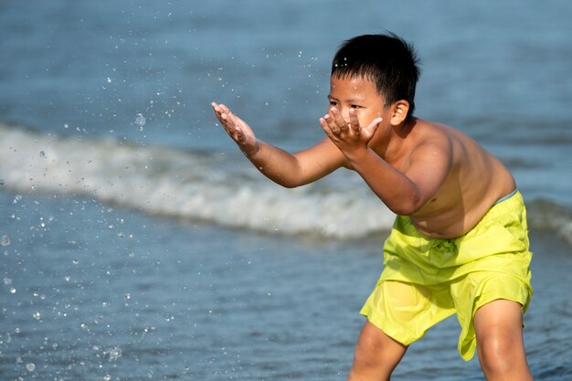 Photo gratuite enfant vue de côté jouant avec de l'eau