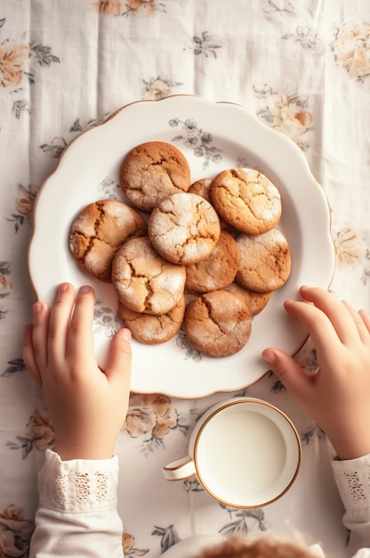 Enfant vue de dessus avec de délicieux biscuits