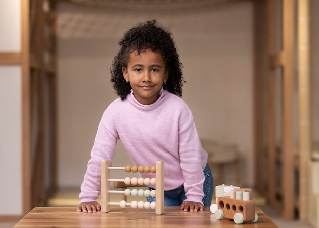 Enfant vue de face jouant à l'intérieur