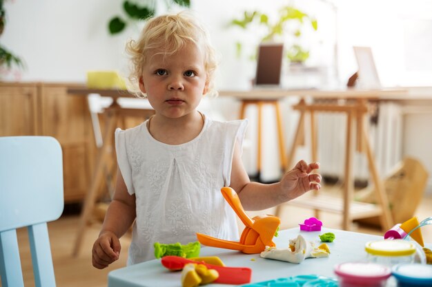 Enfant vue de face avec des jouets à l'intérieur