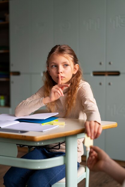 Enfant vue de face qui triche à l'école