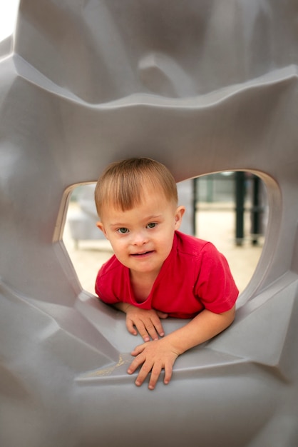 Enfant vue de face avec le syndrome de Down