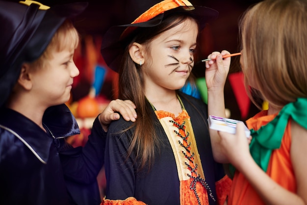 Les enfants adorent les jeux de maquillage