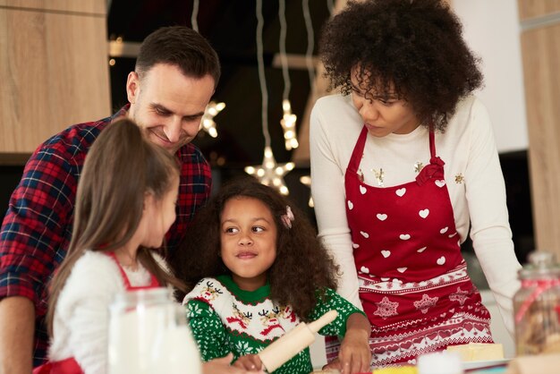 Les enfants aident leurs parents à faire des biscuits