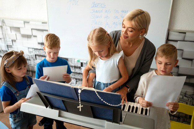 Enfants à angle élevé chantant à l'école du dimanche