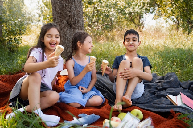 Enfants Appréciant La Retraite Rurale