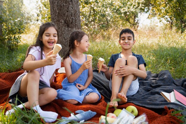 Enfants appréciant la retraite rurale